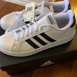 Brand new men’s adidas tennis shoe